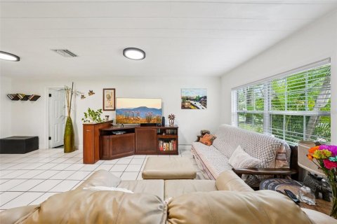 House in Saint Petersburg, Florida 3 bedrooms, 95.5 sq.m. № 1893567 - photo 9