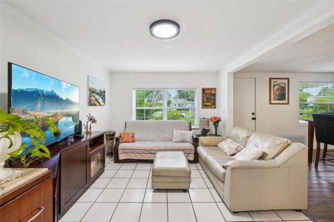 House in Saint Petersburg, Florida 3 bedrooms, 95.5 sq.m. № 1893567 - photo 8