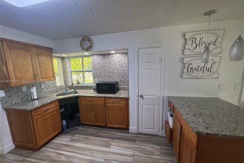 House in Naples, Florida 4 bedrooms, 133.22 sq.m. № 1766491 - photo 7