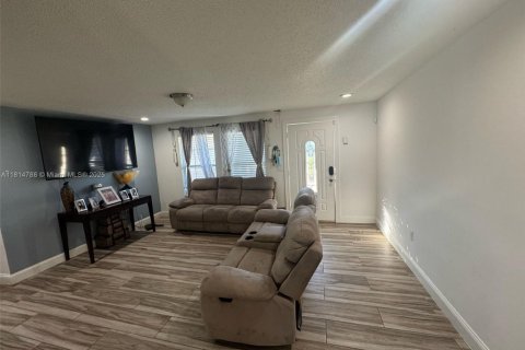 House in Naples, Florida 4 bedrooms, 133.22 sq.m. № 1766491 - photo 2