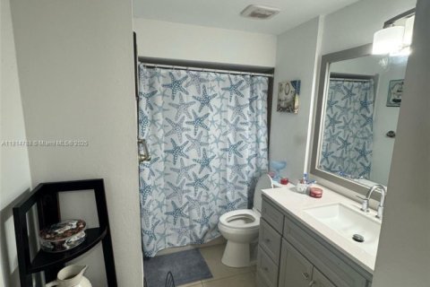 House in Naples, Florida 4 bedrooms, 133.22 sq.m. № 1766491 - photo 25