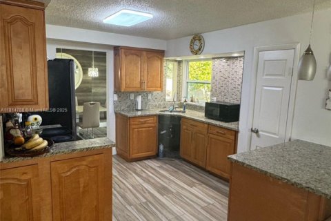 House in Naples, Florida 4 bedrooms, 133.22 sq.m. № 1766491 - photo 9
