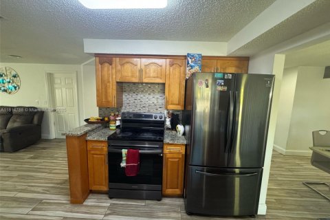 House in Naples, Florida 4 bedrooms, 133.22 sq.m. № 1766491 - photo 6