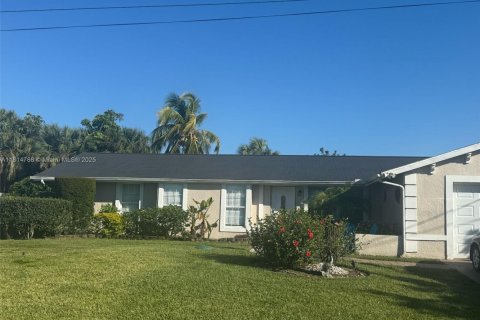 House in Naples, Florida 4 bedrooms, 133.22 sq.m. № 1766491 - photo 1