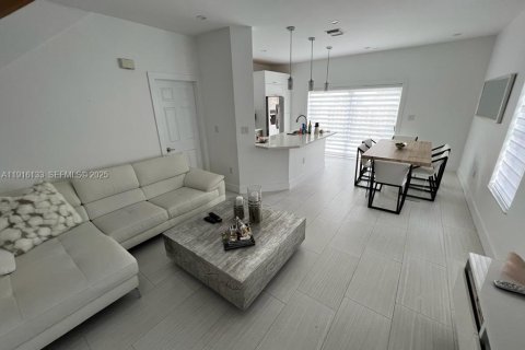 Townhouse in Doral, Florida 3 bedrooms, 135.82 sq.m. № 1986993 - photo 3