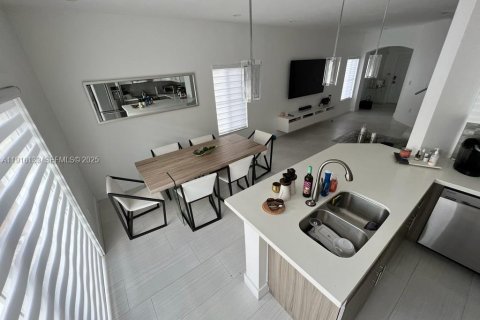 Townhouse in Doral, Florida 3 bedrooms, 135.82 sq.m. № 1986993 - photo 5