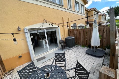 Townhouse in Doral, Florida 3 bedrooms, 135.82 sq.m. № 1986993 - photo 2
