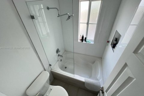 Townhouse in Doral, Florida 3 bedrooms, 135.82 sq.m. № 1986993 - photo 12