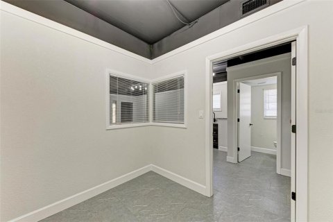 Immobilier commercial à louer à Sarasota, Floride: 92.9 m2 № 2415187 - photo 12