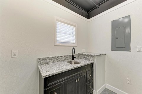 Immobilier commercial à louer à Sarasota, Floride: 92.9 m2 № 2415187 - photo 9