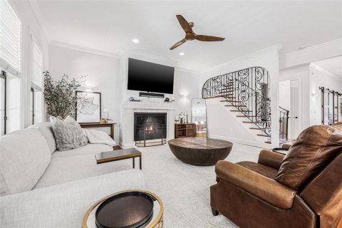 House in Tampa, Florida 4 bedrooms, 371.42 sq.m. № 1869127 - photo 4