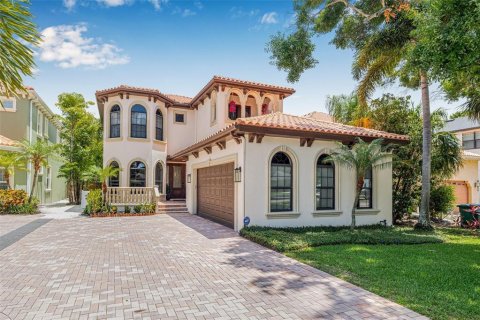 House in Tampa, Florida 4 bedrooms, 371.42 sq.m. № 1869127 - photo 1