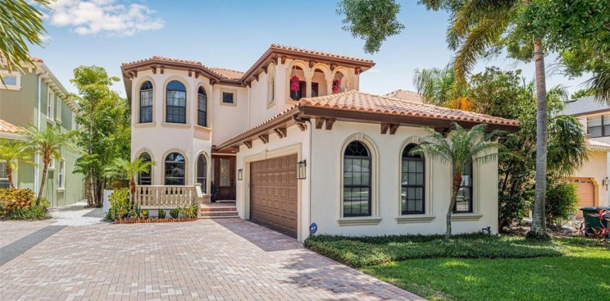 House in Tampa, Florida 4 bedrooms, 371.42 sq.m. № 1869127