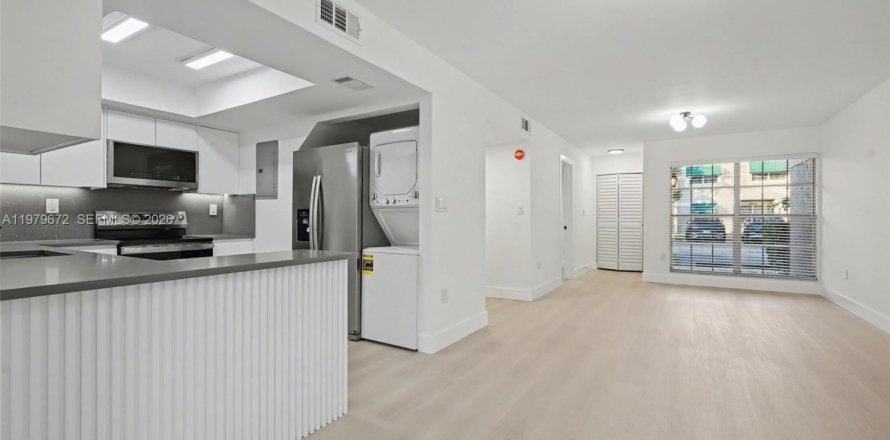 Townhouse in Cooper City, Florida 3 bedrooms, 120.96 sq.m. № 2043644