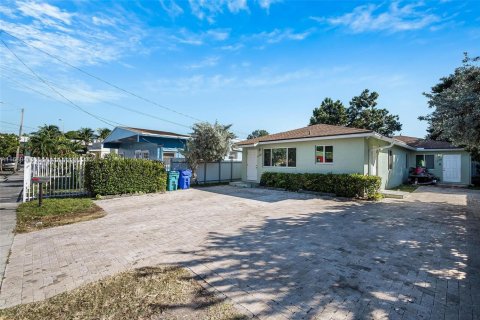 Commercial property in Miami, Florida 194.26 sq.m. № 1862689 - photo 2