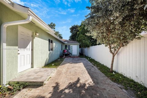 Commercial property in Miami, Florida 194.26 sq.m. № 1862689 - photo 16