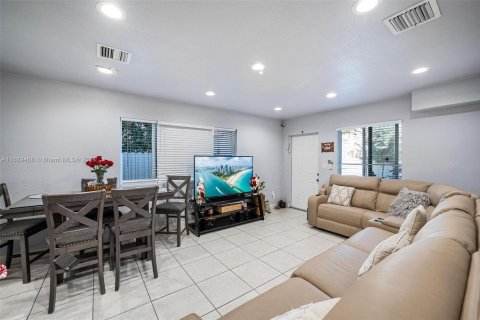 Commercial property in Miami, Florida 194.26 sq.m. № 1862689 - photo 8