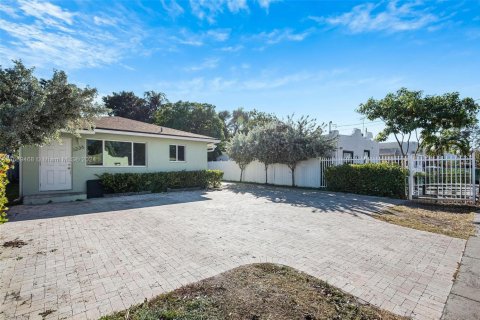 Commercial property in Miami, Florida 194.26 sq.m. № 1862689 - photo 3