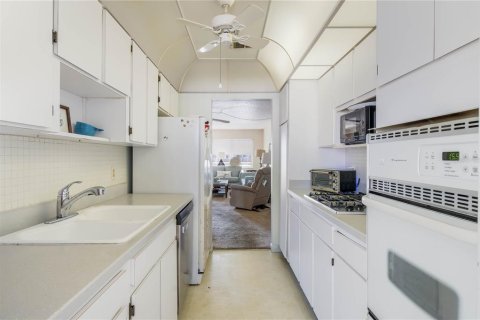 Condo in Saint Petersburg, Florida, 2 bedrooms  № 1562296 - photo 12