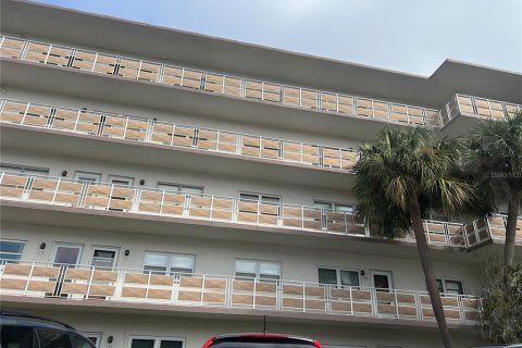 Condo in Saint Petersburg, Florida, 2 bedrooms  № 1562296 - photo 1