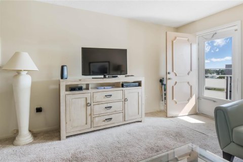 Condo in Saint Petersburg, Florida, 2 bedrooms  № 1562296 - photo 9