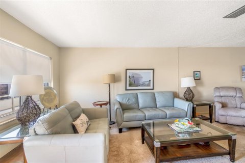 Condo in Saint Petersburg, Florida, 2 bedrooms  № 1562296 - photo 7