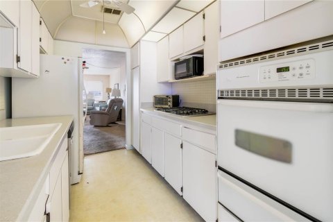 Condo in Saint Petersburg, Florida, 2 bedrooms  № 1562296 - photo 16