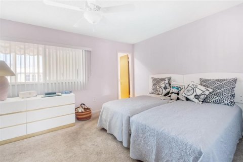 Condo in Saint Petersburg, Florida, 2 bedrooms  № 1562296 - photo 24