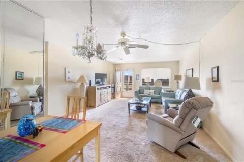 Condo in Saint Petersburg, Florida, 2 bedrooms  № 1562296 - photo 8