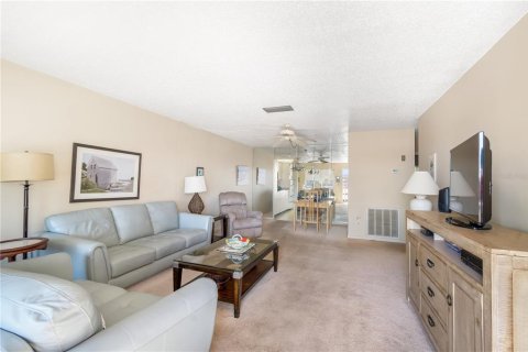 Condo in Saint Petersburg, Florida, 2 bedrooms  № 1562296 - photo 6