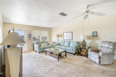 Condo in Saint Petersburg, Florida, 2 bedrooms  № 1562296 - photo 10