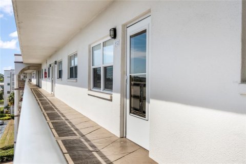 Condo in Saint Petersburg, Florida, 2 bedrooms  № 1562296 - photo 4