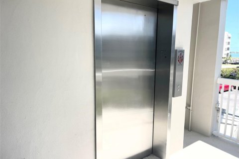 Condominio en alquiler en Stuart, Florida, 1 dormitorio, 68.75 m2 № 1121414 - foto 1