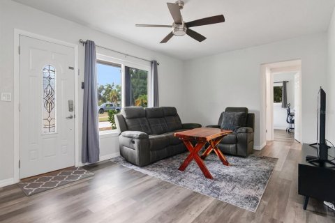 House in Gulfport, Florida 3 bedrooms, 130.43 sq.m. № 2197716 - photo 6