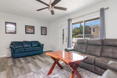 House in Gulfport, Florida 3 bedrooms, 130.43 sq.m. № 2197716 - photo 5