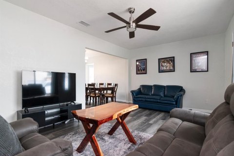 House in Gulfport, Florida 3 bedrooms, 130.43 sq.m. № 2197716 - photo 3