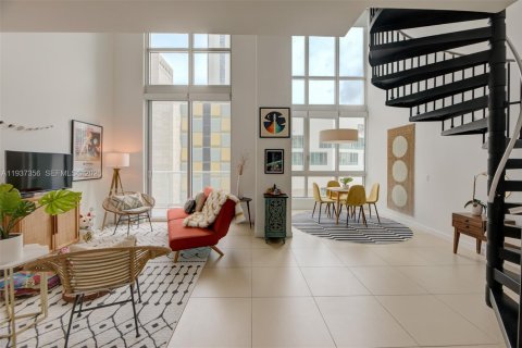 Condominio en alquiler en Miami, Florida, 1 dormitorio, 73.02 m2 № 1995231 - foto 3