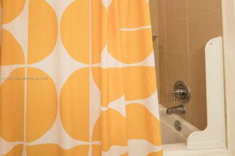 Condominio en alquiler en Miami, Florida, 1 dormitorio, 73.02 m2 № 1995231 - foto 23