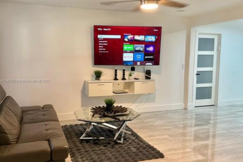 Villa ou maison à louer à Hollywood, Floride: 3 chambres, 122.54 m2 № 1887344 - photo 3