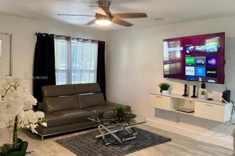 Villa ou maison à louer à Hollywood, Floride: 3 chambres, 122.54 m2 № 1887344 - photo 1