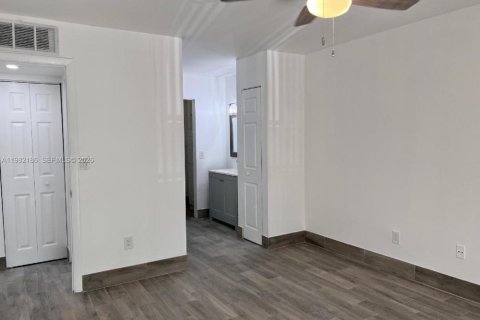 Condo in Miami, Florida, 2 bedrooms  № 2043303 - photo 7