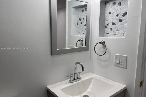 Condo in Miami, Florida, 2 bedrooms  № 2043303 - photo 8