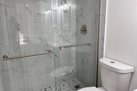 Condo in Miami, Florida, 2 bedrooms  № 2043303 - photo 9