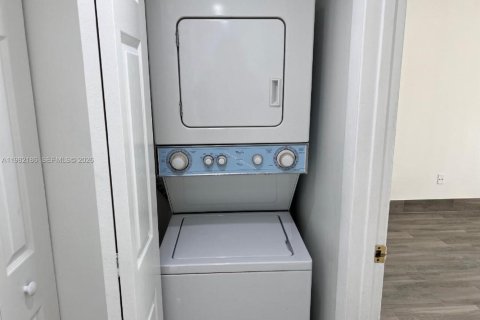 Condo in Miami, Florida, 2 bedrooms  № 2043303 - photo 15