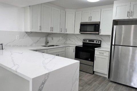 Condo in Miami, Florida, 2 bedrooms  № 2043303 - photo 13