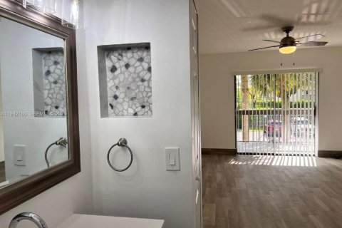 Condo in Miami, Florida, 2 bedrooms  № 2043303 - photo 25