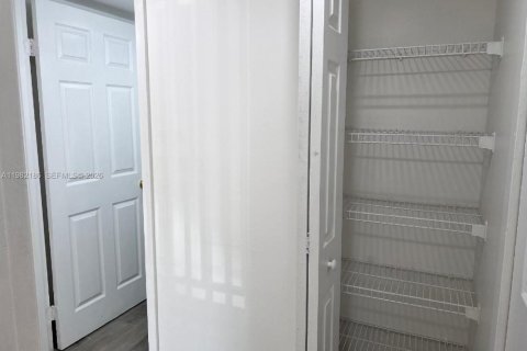 Condo in Miami, Florida, 2 bedrooms  № 2043303 - photo 16