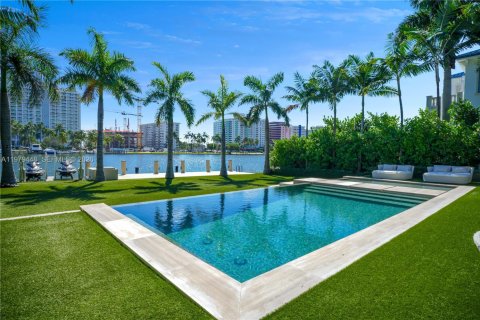 Casa en alquiler en Miami Beach, Florida, 5 dormitorios, 483.09 m2 № 2079379 - foto 6
