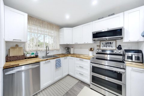 Townhouse in Deerfield Beach, Florida 2 bedrooms, 120.77 sq.m. № 2399964 - photo 14