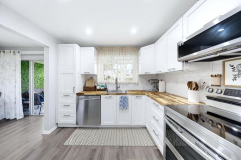 Townhouse in Deerfield Beach, Florida 2 bedrooms, 120.77 sq.m. № 2399964 - photo 19